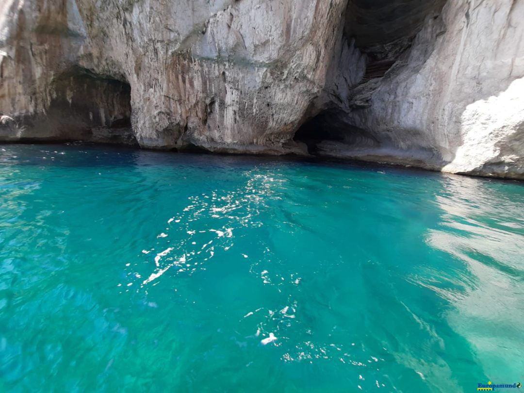 Rocas y azul turquesa