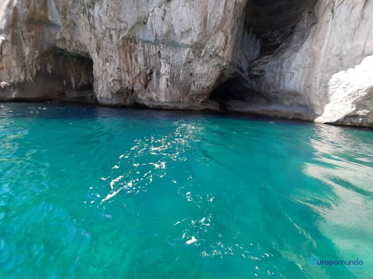 Rocas y azul turquesa