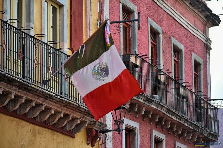 Balcones y banderas