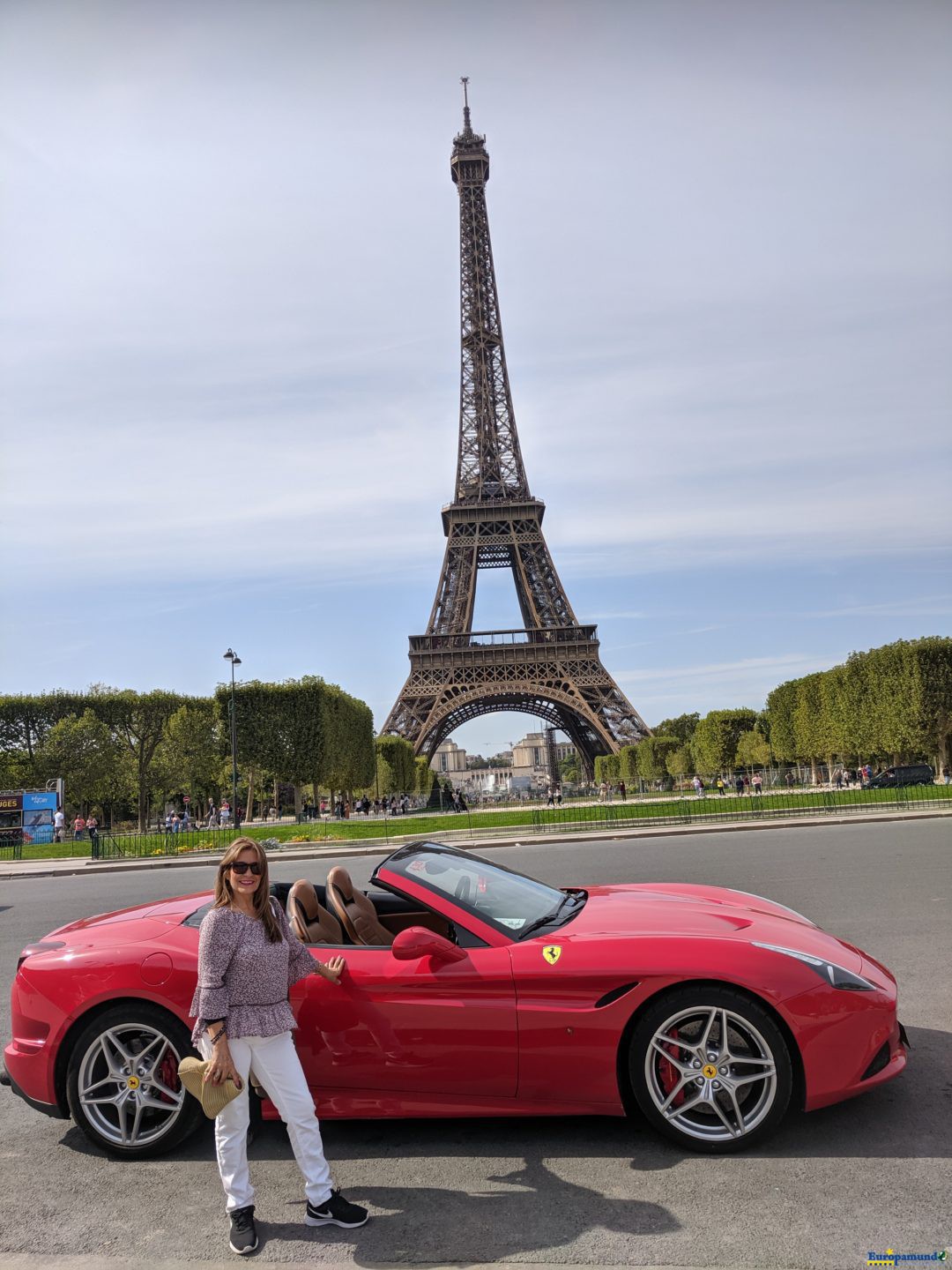 La  Torre  Eiffel y un  Ferrary que  mas  puedo  pedir .