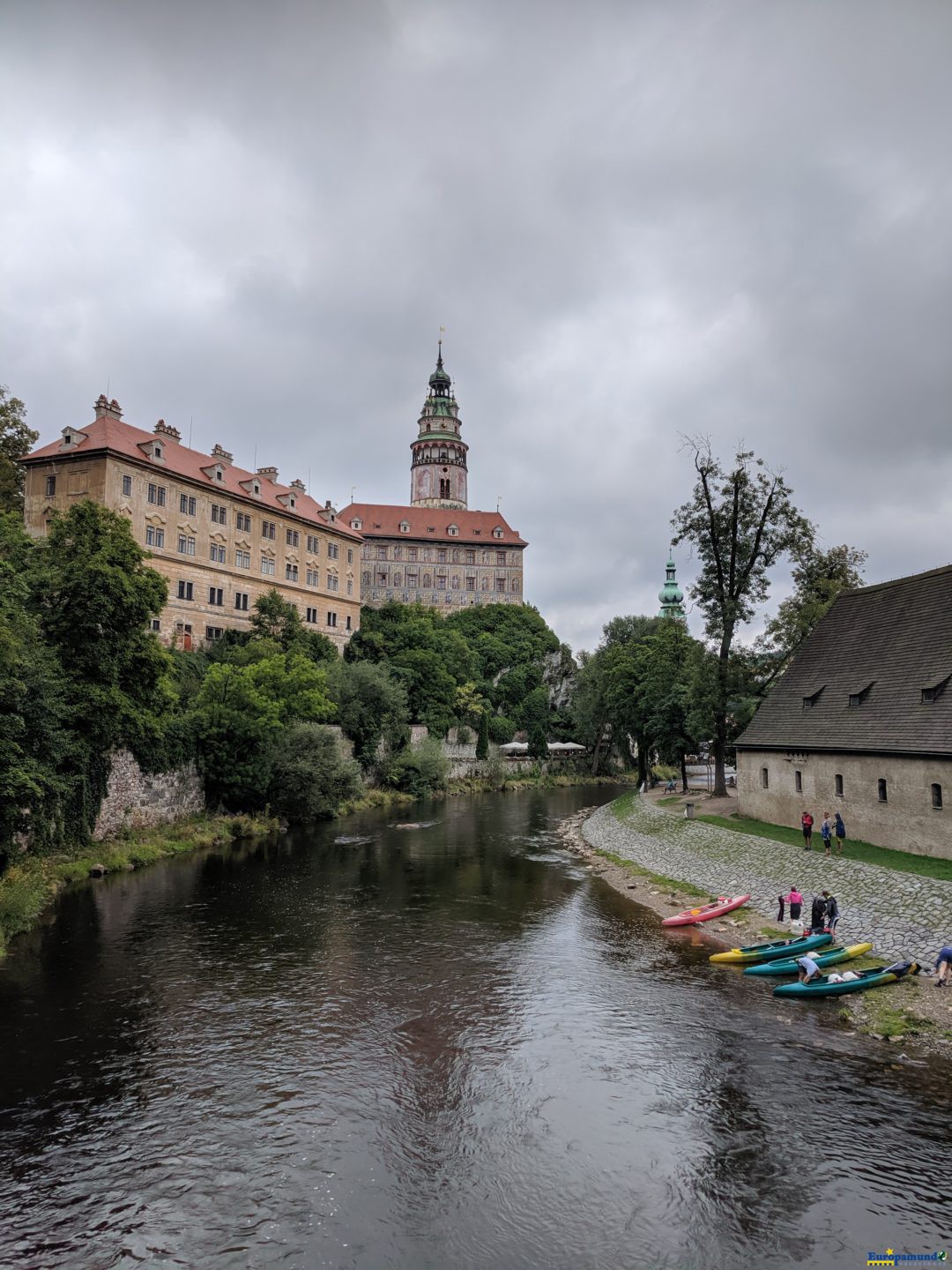 Vislumbra el Castillo Medieval  de Cesky Krumlov a traves del Rio Moldova .