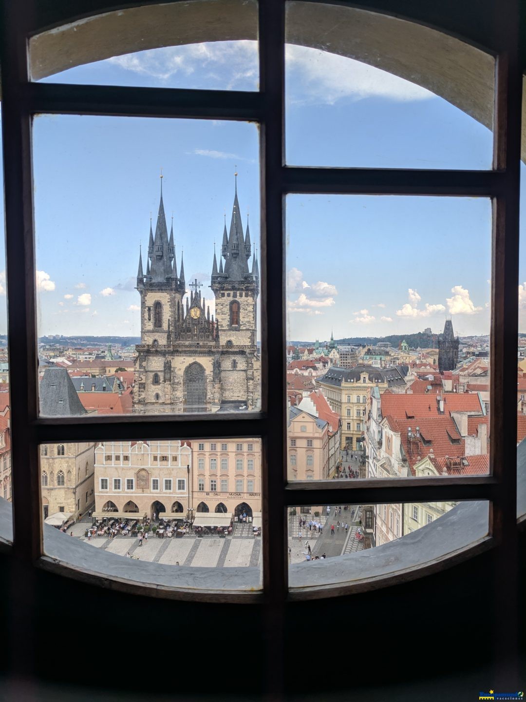 Entre  ventana  la  Ciudad  vieja  de  Praga.