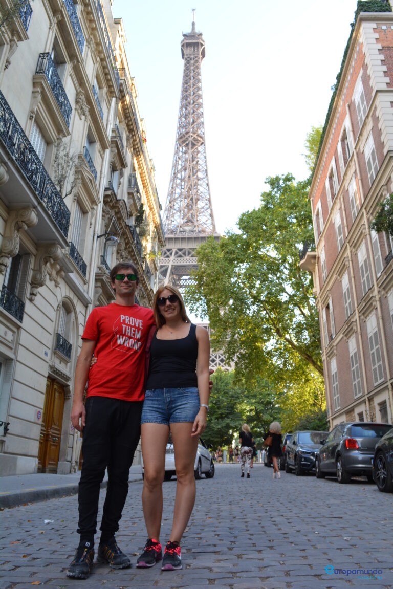 La torre por calle lateral