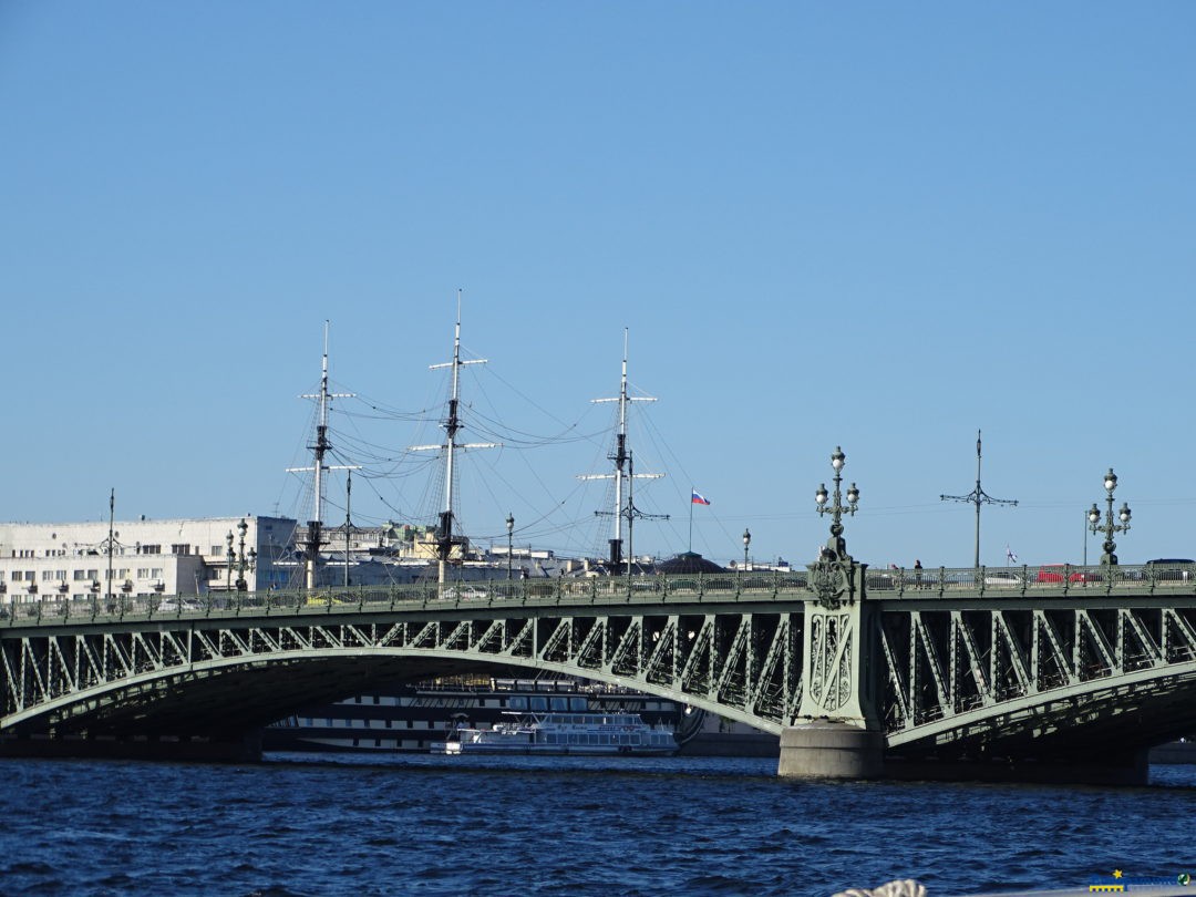 Puente en el rio Neva