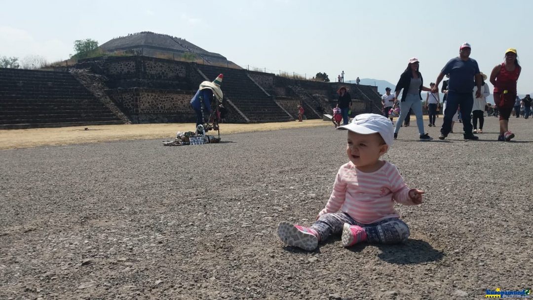 caminando por teotihuacan