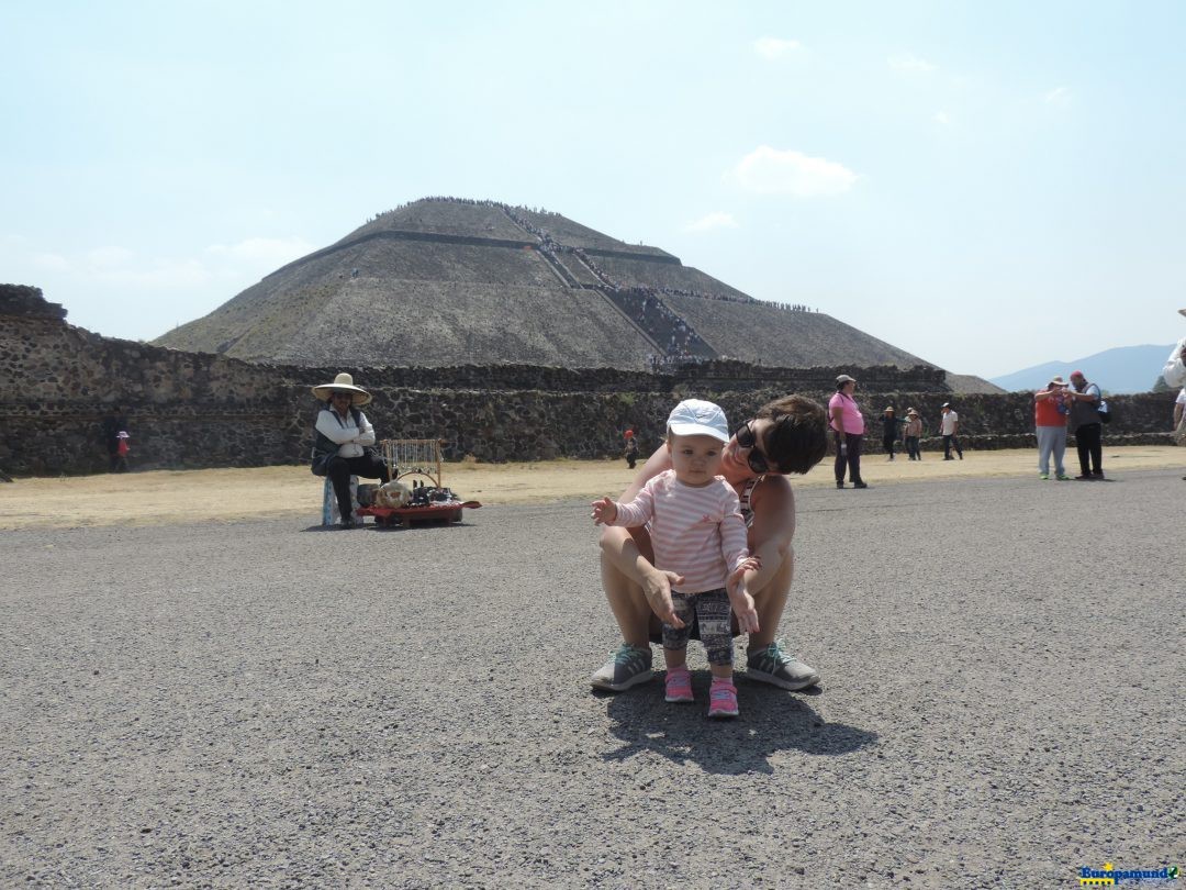 mama e hija en teotihuacan
