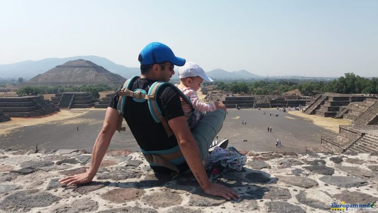 papa e hija disfrutando de Teotihuacan