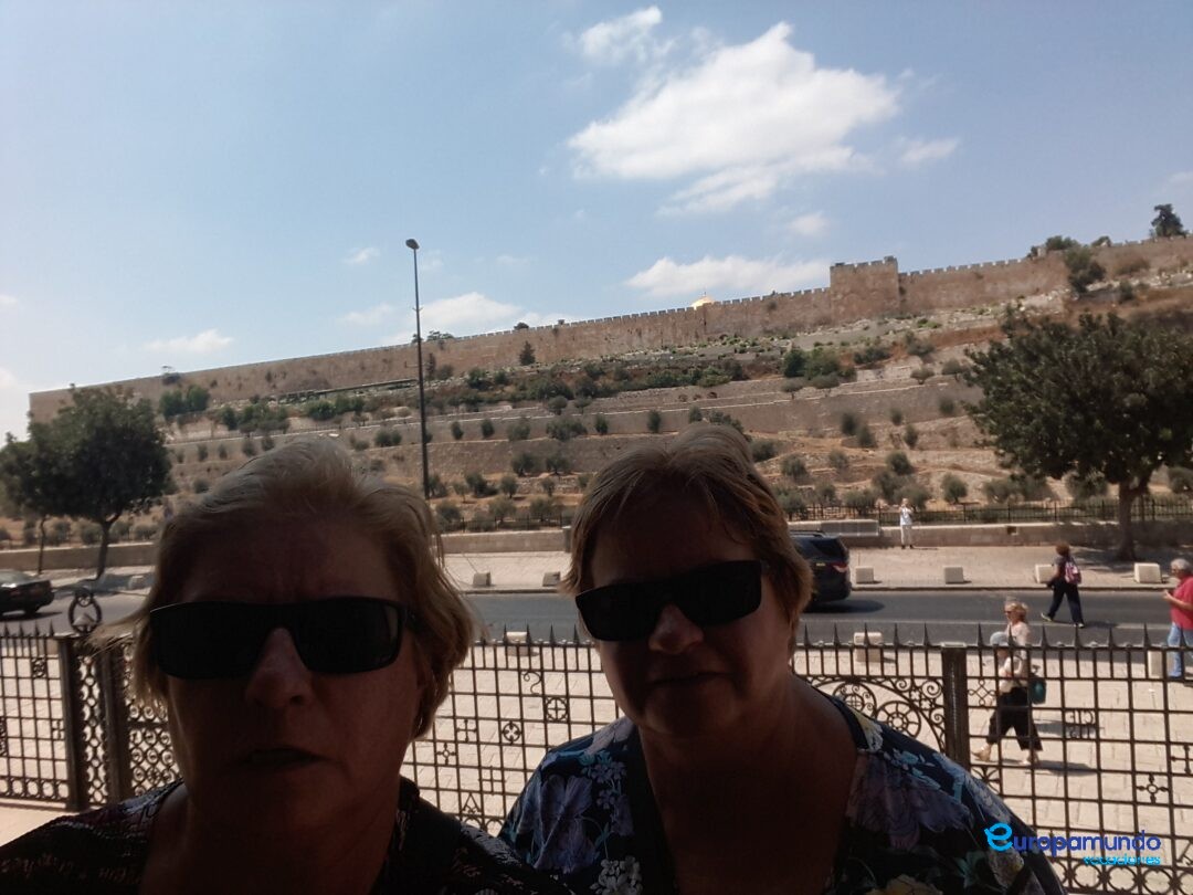 Graciela y Martha Salineri en Monte de los Olivos