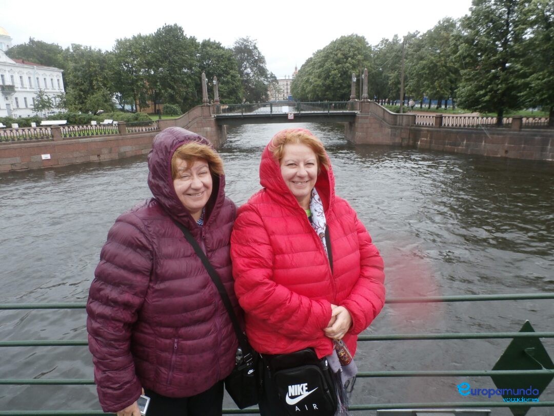 Graciela y Martha Salineri en los canales de San Petersburgo