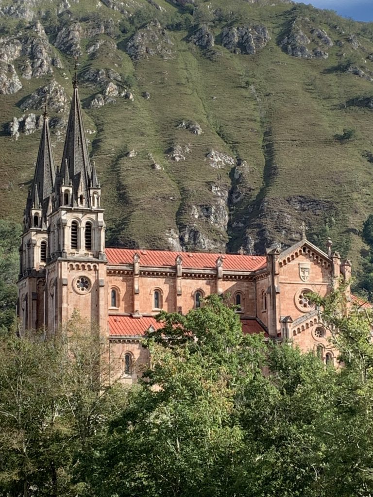 Basílica de Santa María la Real de Covadonga y su Santa Cueva