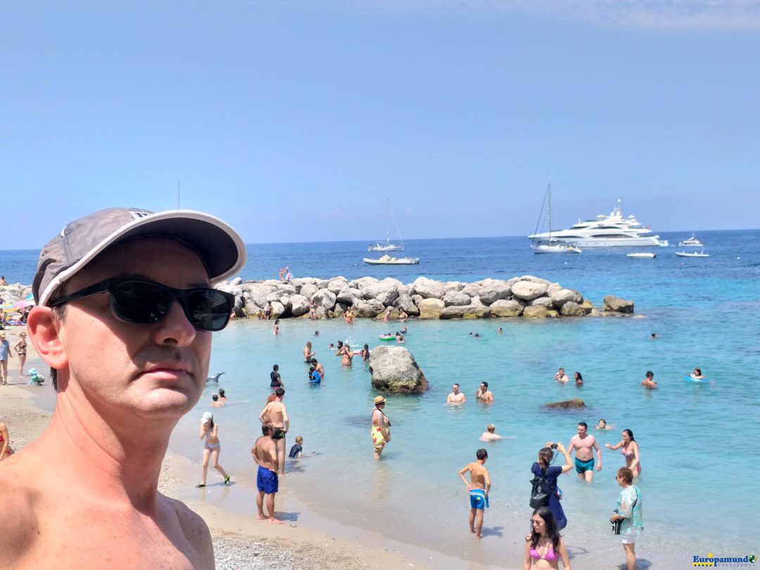 Uma das belas praias da encantadora Ilha de Capri