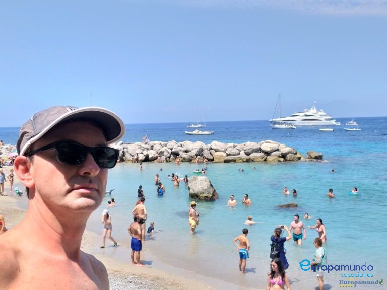 Uma das belas praias da encantadora Ilha de Capri
