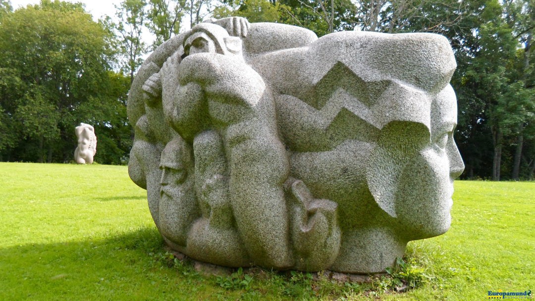 Esculturas en los jardines del Castillo de Turaida.