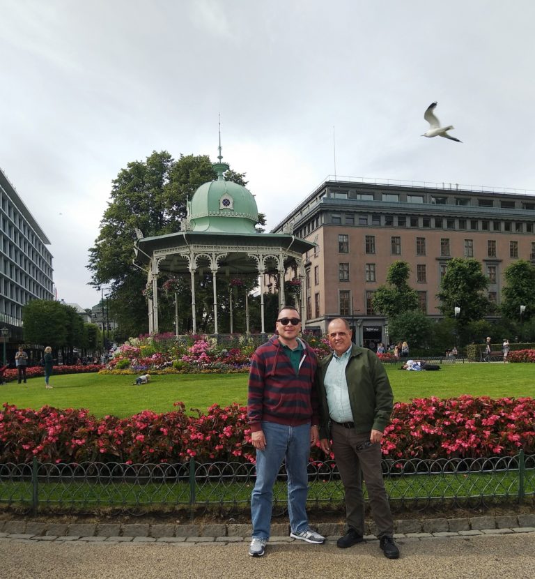 Parque hermoso con las flores, Bergen, Noruega