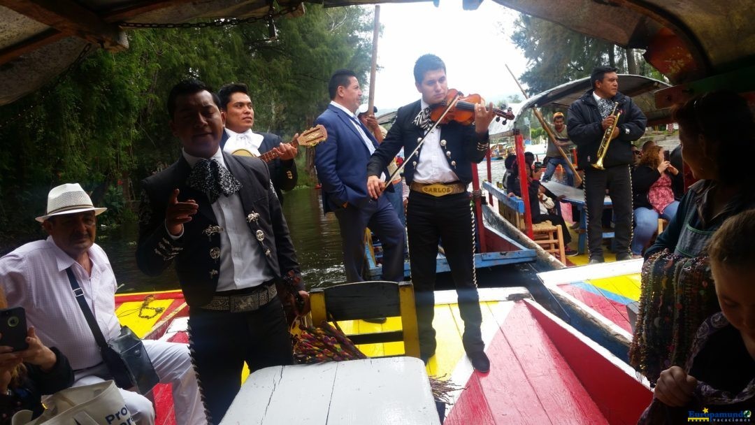 Un mariachi en Xochimilco para un cumpleañero