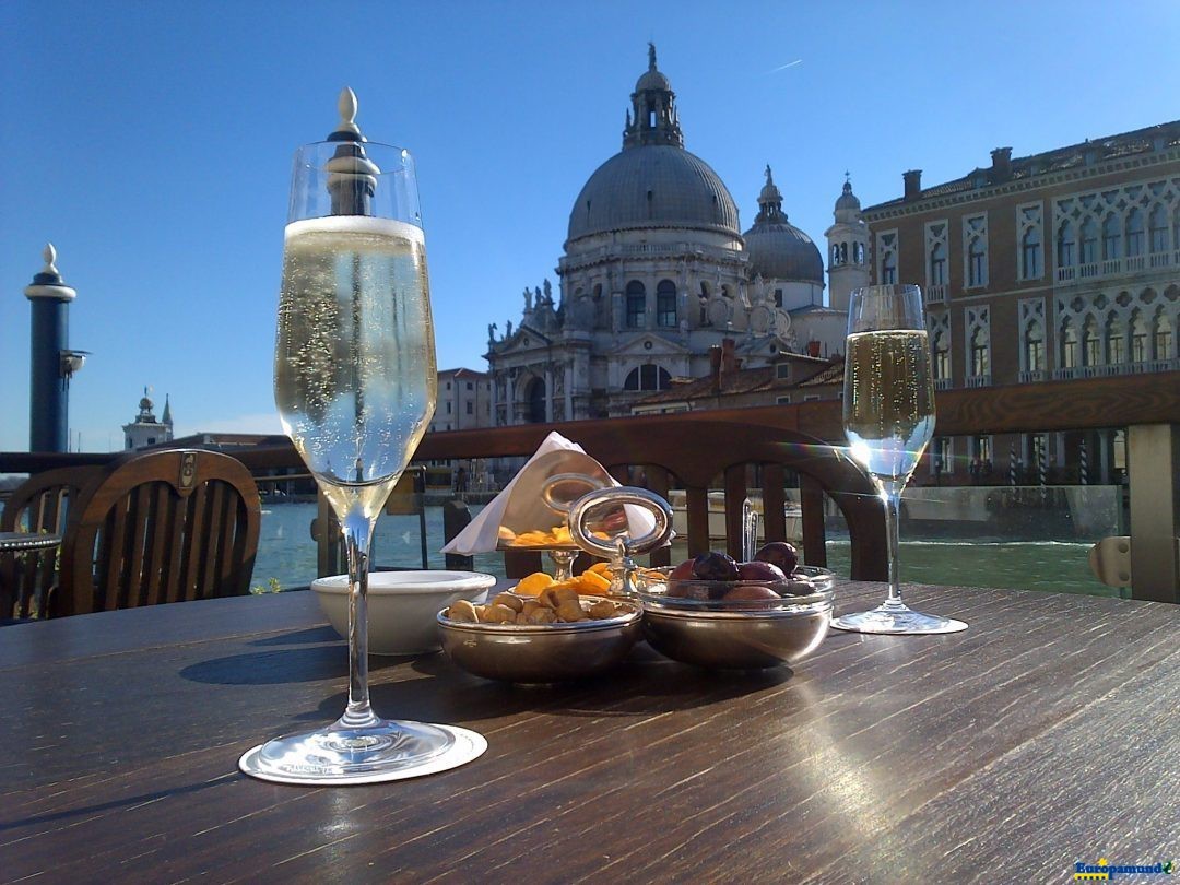 Brindis en la terraza del Hotel Gritti