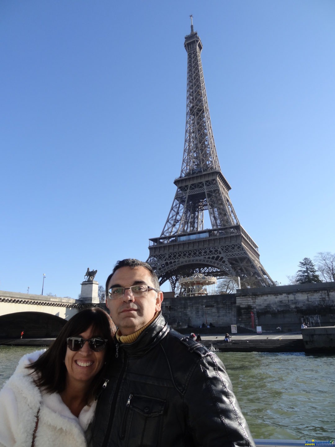 Torre Eiffel desde el rio Sena