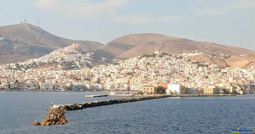 Ciudad costera cerca de Mikonos