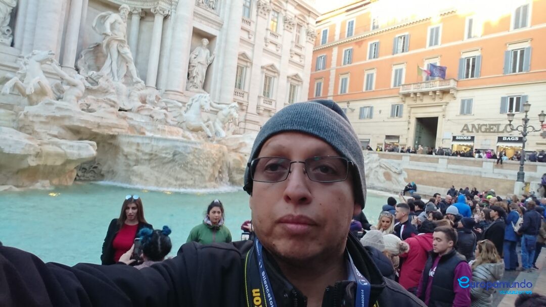 Feliz en la fontana de trevi