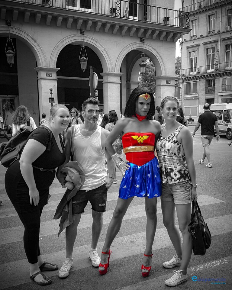 LA MUJER MARAVILLA EN PARIS