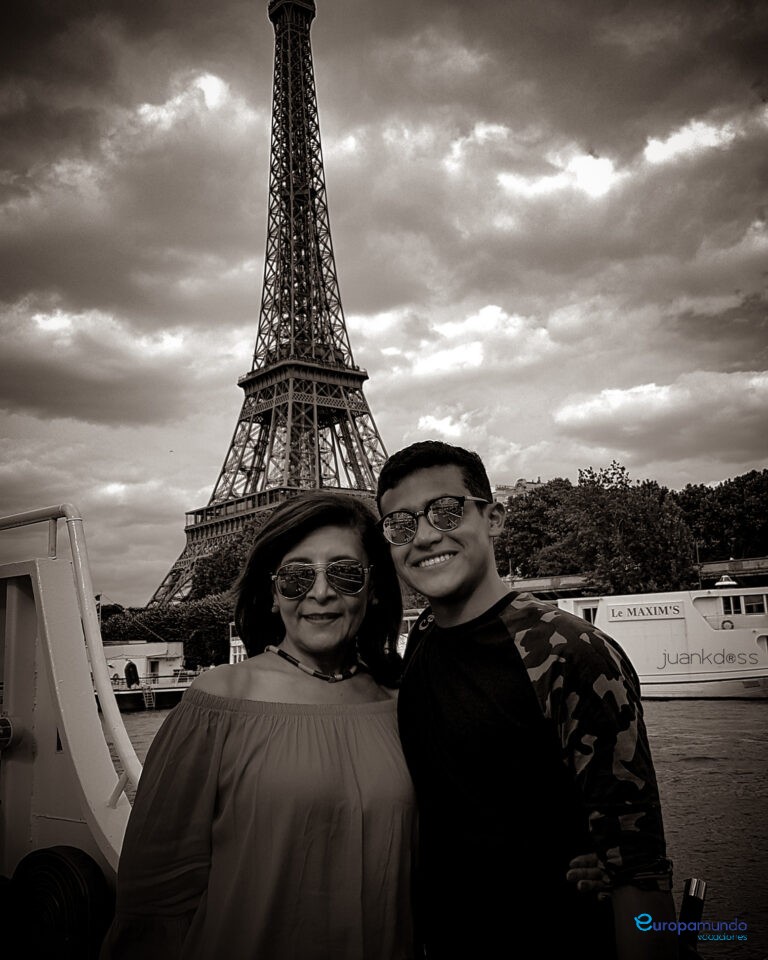 MADRE E HIJO EN EL PARIS SOÑADO