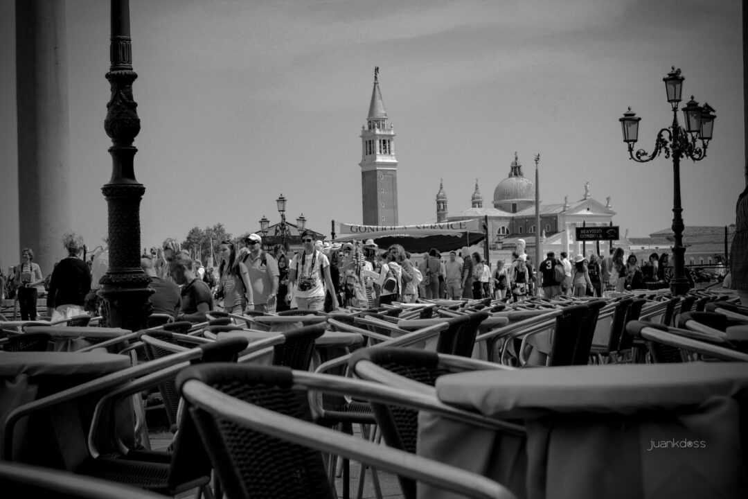SENTADOS EN VENECIA