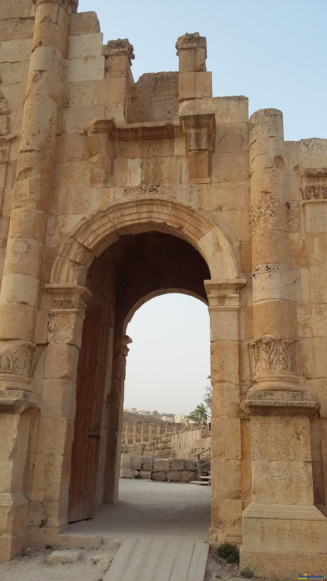 Otra vista del Arco de Adriano