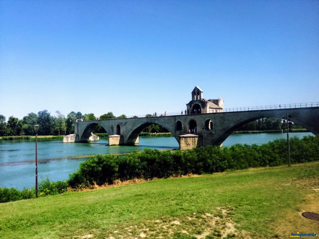 En el puente de Avignon, todos cantan, todos cantan…..