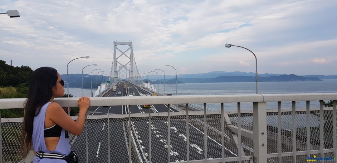 Paseando por un puente en Japón