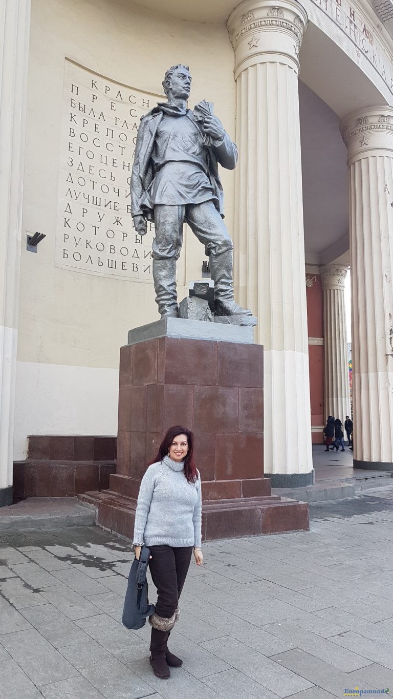 Metro de Moscú…el palacio del pueblo. monumento a sus constructores.