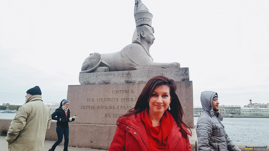 Monumento egipcio sobre el rio Neva ,San Petersburgo.