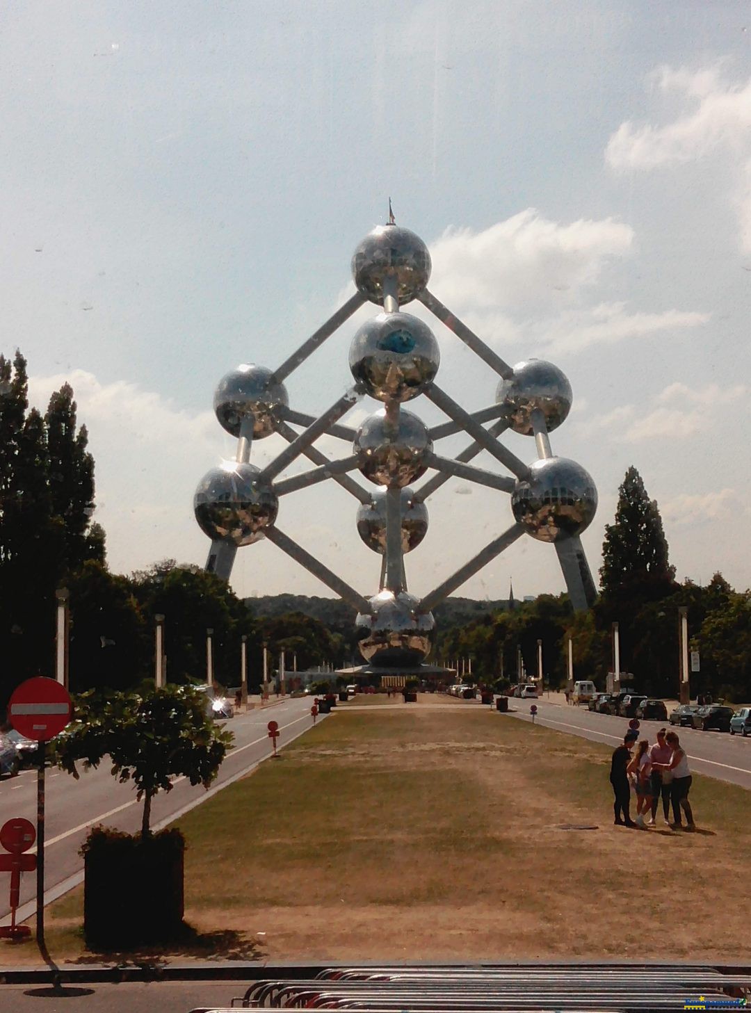 Frente al Atomium