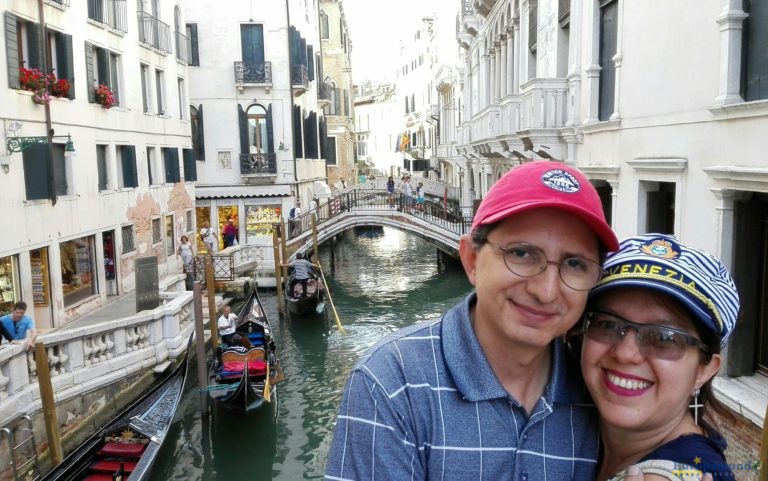 Góndolas y puentes en Venecia
