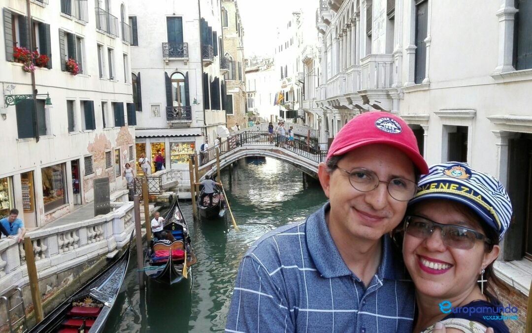 Góndolas y puentes en Venecia