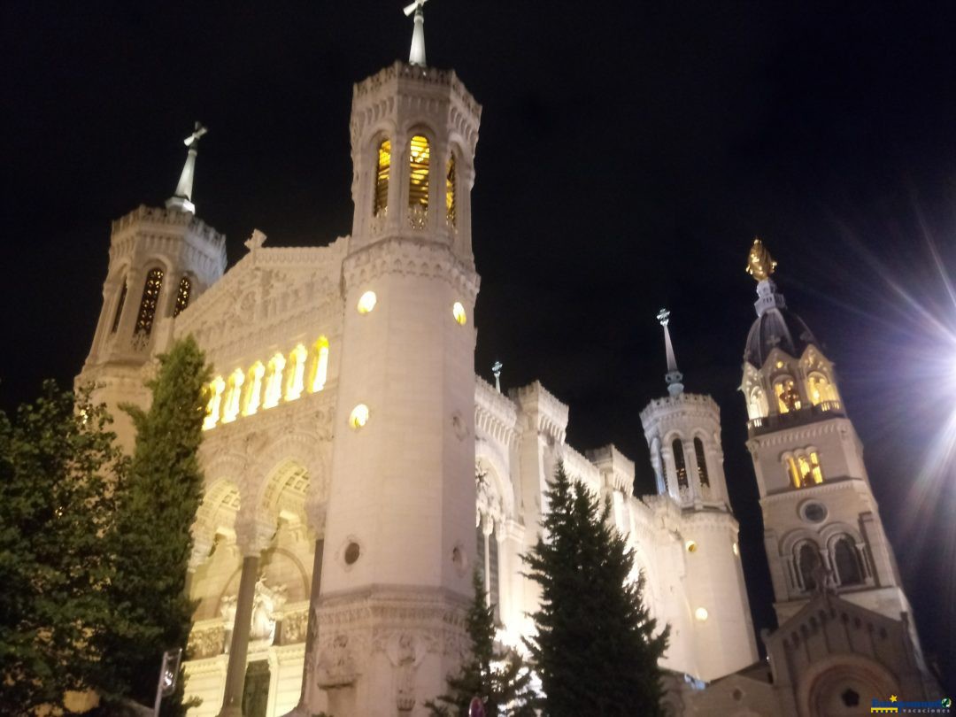 Noche iluminada por una basilica