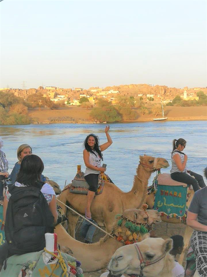 En camello llegando al pueblo Nubio