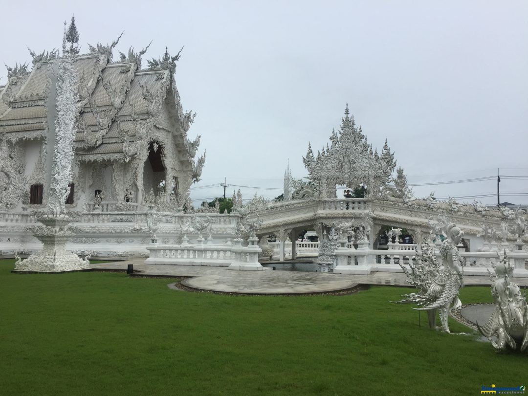 Templo blanco bajo la lluvia