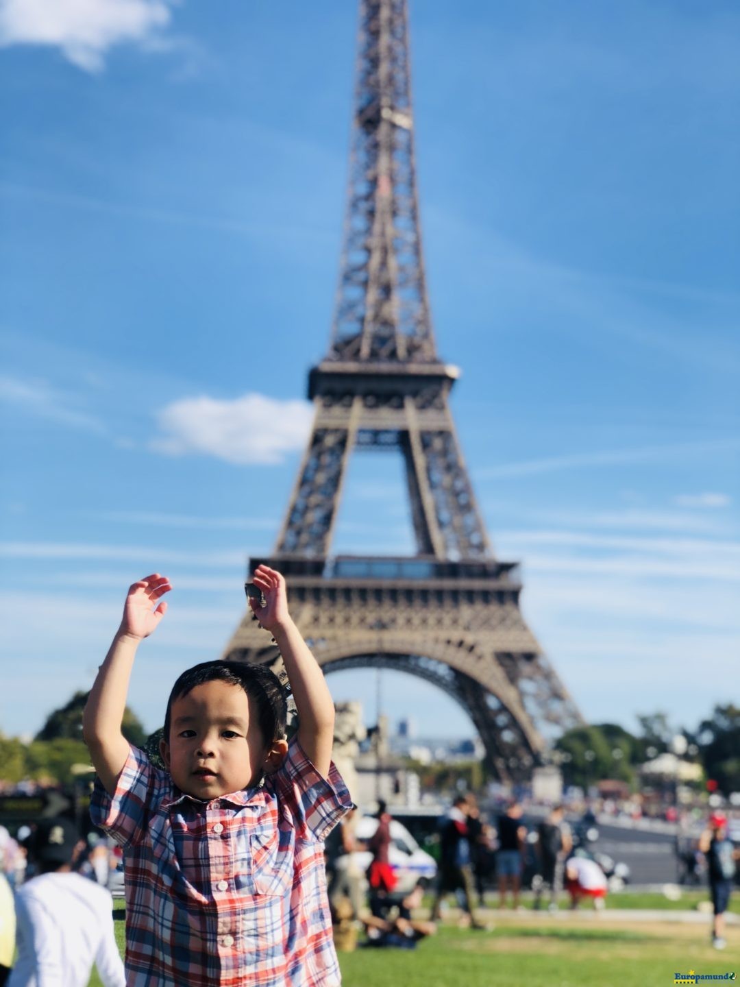 Niño Asiático en Paris