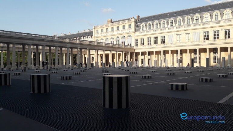 Columnas de Buren en los jardines del Palacio Real.