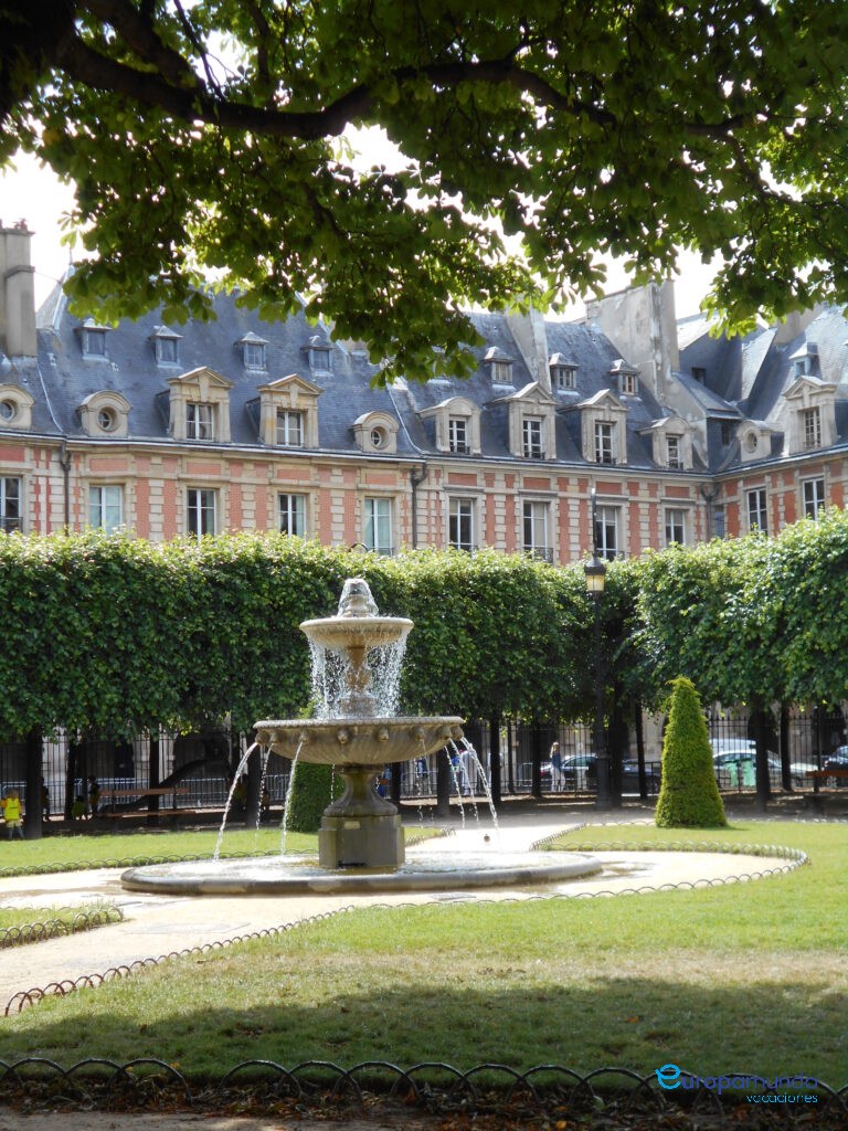 Place des Vosges en el Barrio Le Marais.