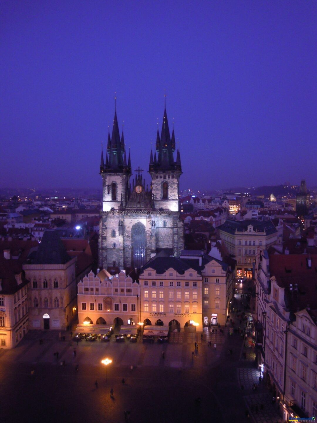 Iglesia de Nuestra Señora de Tyn en la plaza de la ciudad vieja de Praga.