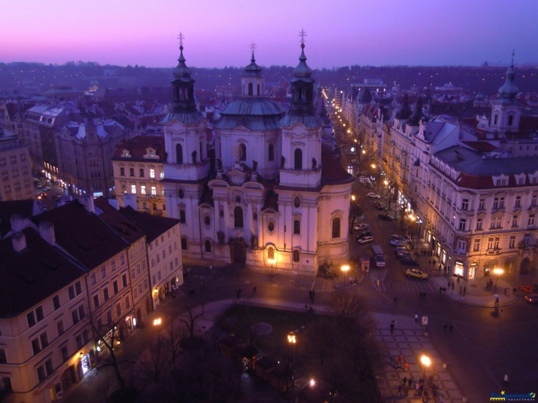 Iglesia de San Nicolás en la plaza de la ciudad vieja de Praga.