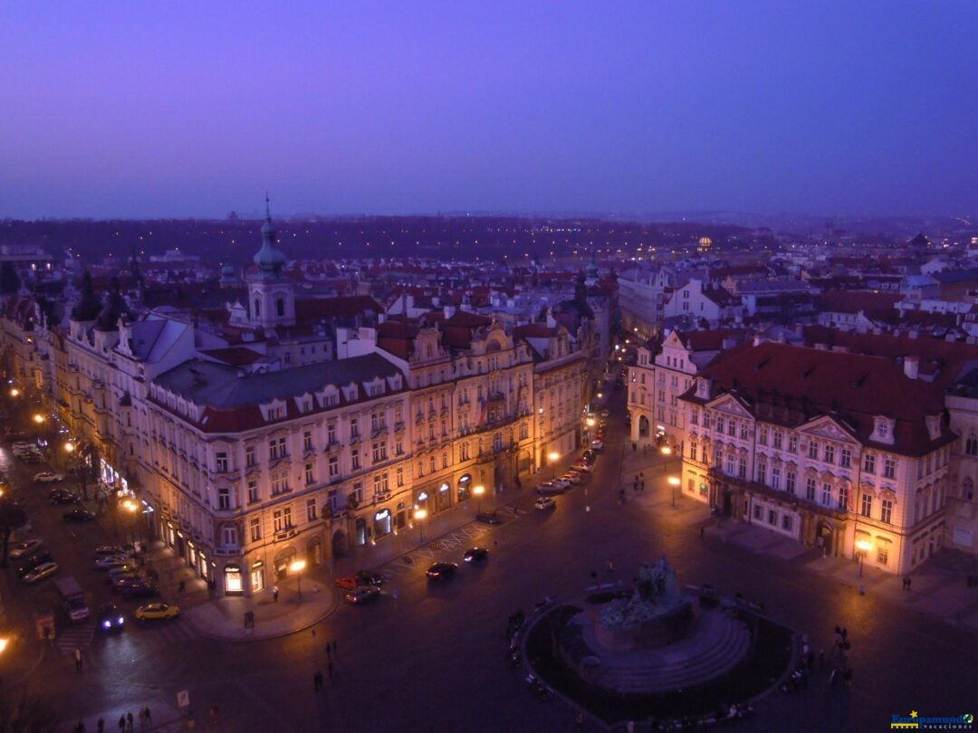 Vista panorámica de la plaza de la ciudad vieja de Praga.