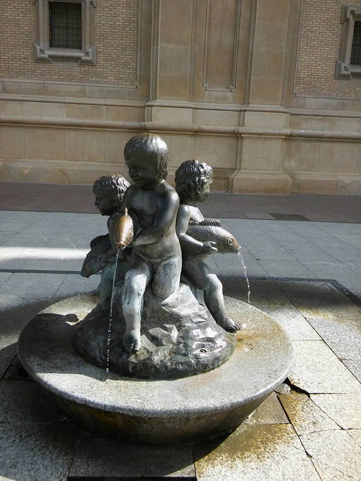 Fuente con los niños en Plaza del Pilar