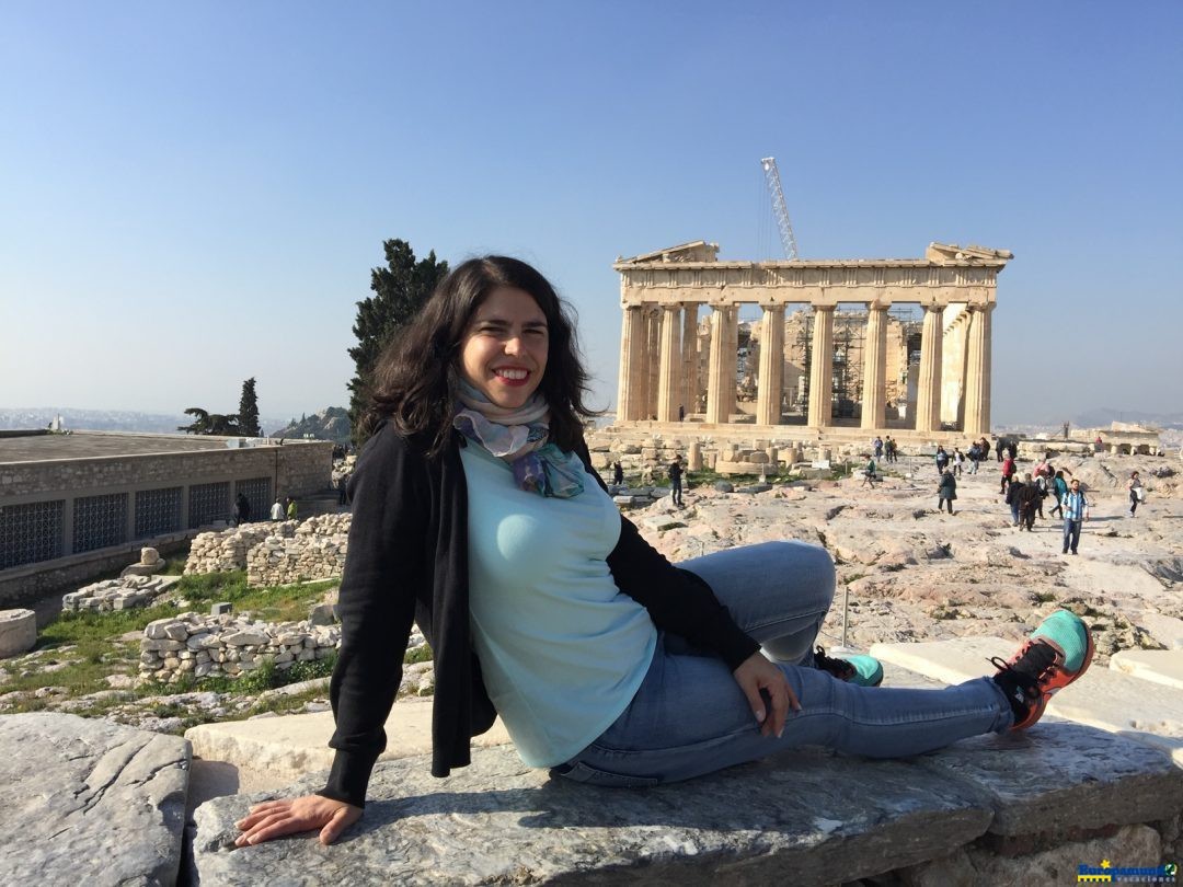 Atenas y sus monumentos de fondo