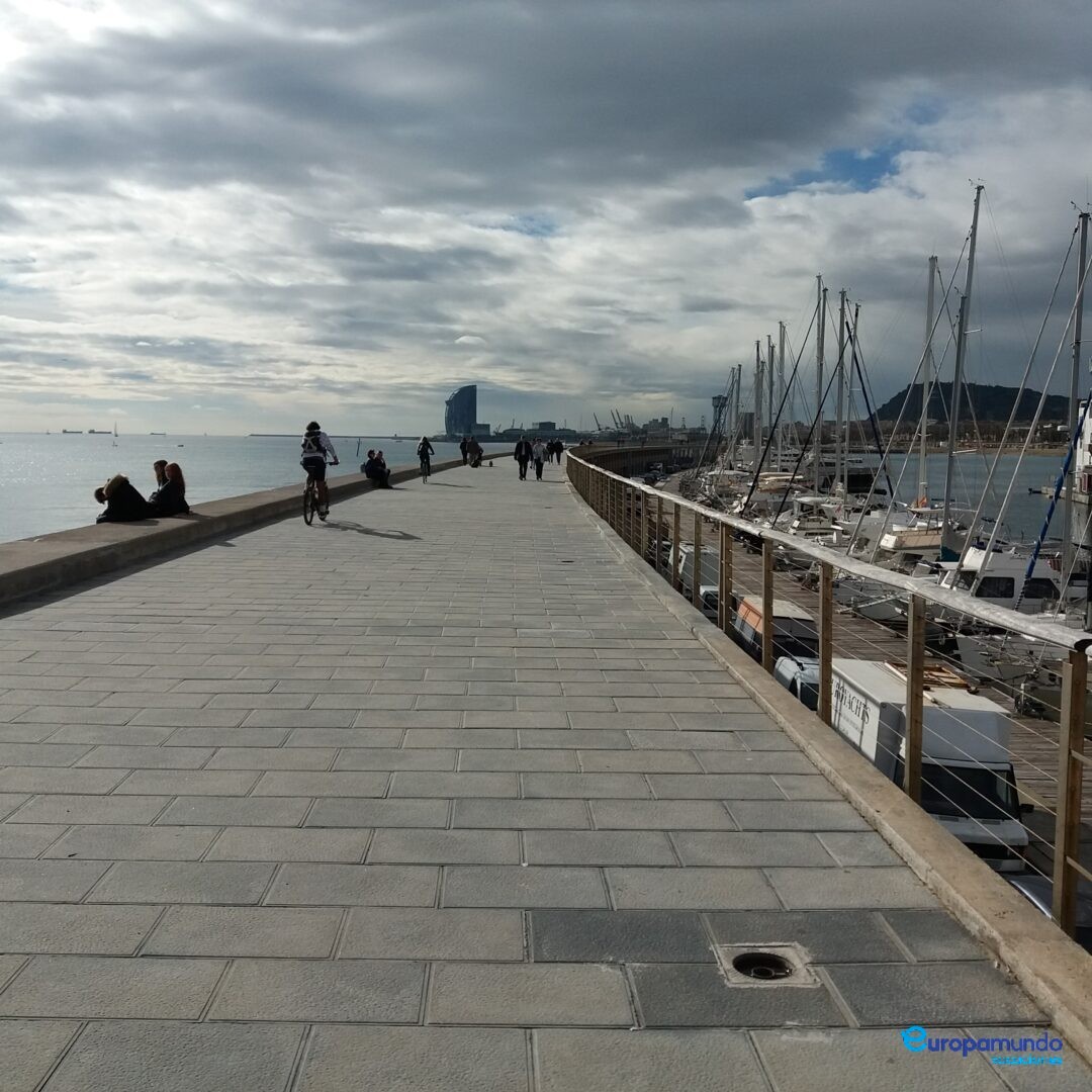 Panorámica de andador que proteje la marina de Barcelona