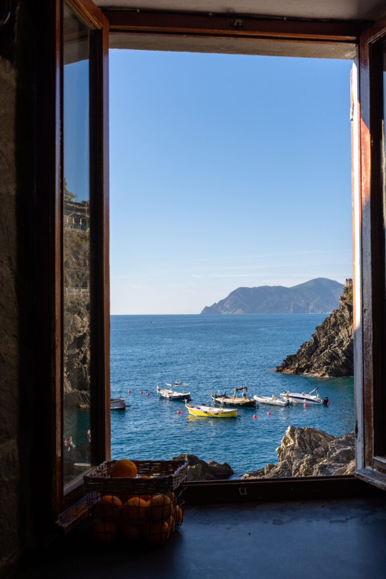 A través de la ventana