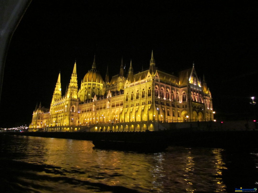 El Parlamento desde el Danubio