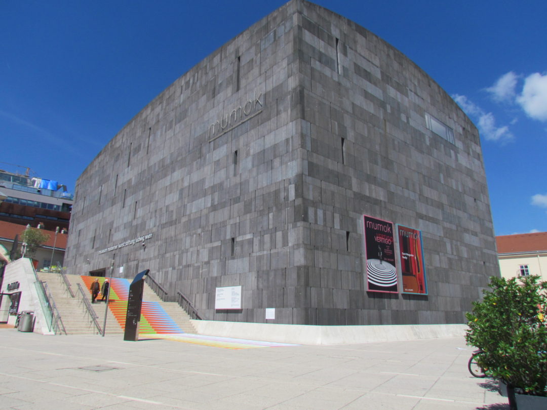 El Museo de Arte Moderno (Mumok) y sus escaleras cromáticas de Carlos Cruz-Diez