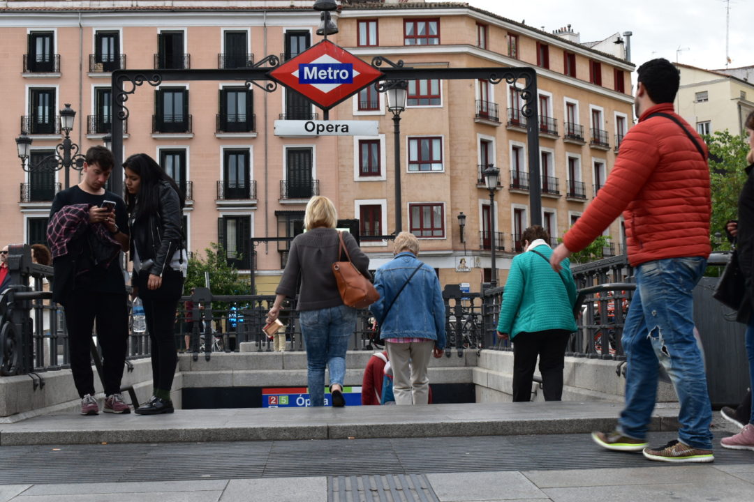 estación metro opera